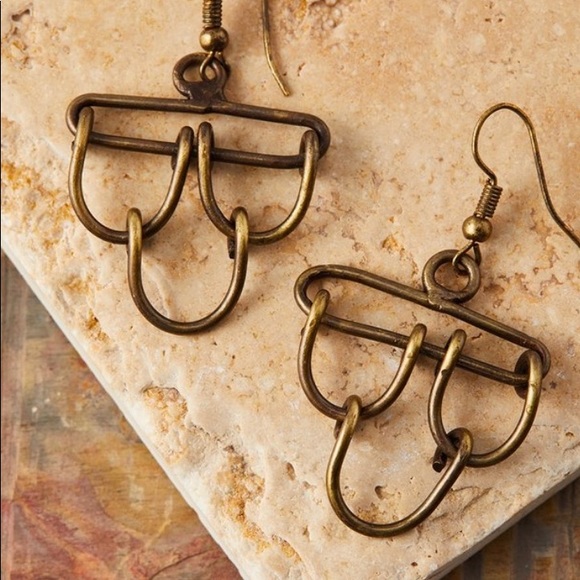 ANTIQUE BRASS BANJARA SCALLOP EARRINGS - Picture 2 of 2